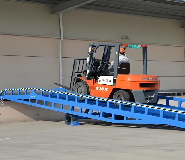 皇桐镇移动式卸货平台（叉车用）